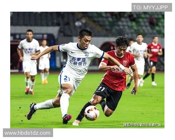 成都羽毛球队团队协作引发热议球员间配合与默契的争议探讨